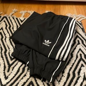 Classic throwback look Adidas baggy track pants L